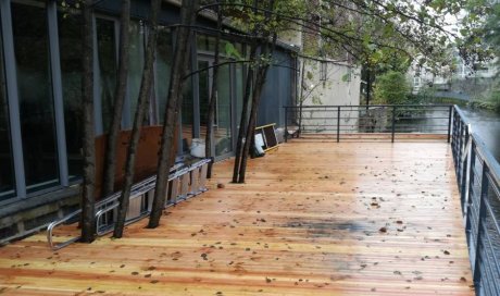 Terrasse suspendue sans poteaux à Issoire