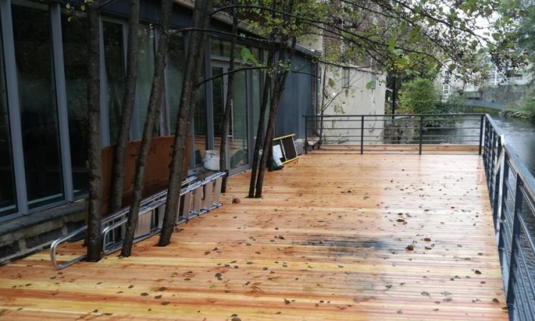 Terrasse suspendue sans poteaux à Issoire